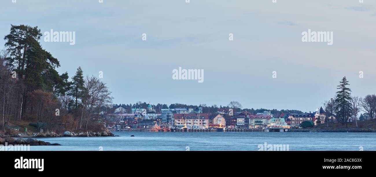 Vaxholm desde Karlsudd durante una fría mañana de otoño Foto de stock
