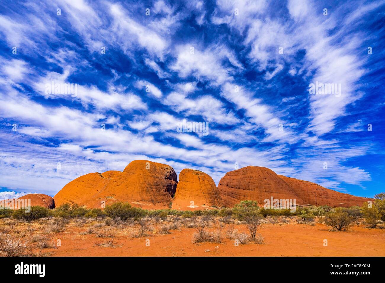Singulares formaciones nubosas sobre las Olgas, conocida como Kata Tjuta en el outback Australia Foto de stock