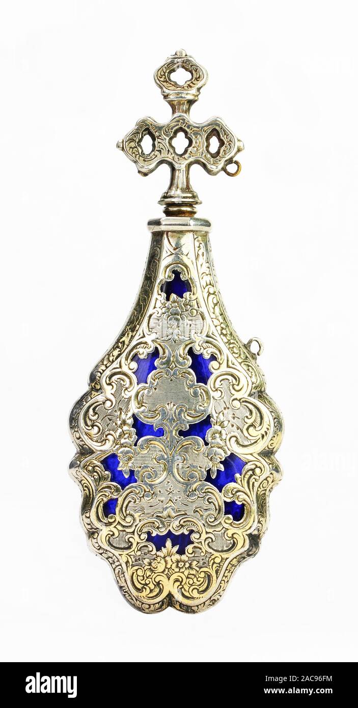Antigüedades francesas del siglo XVIII plata cristal azul dorado perfume o una botella de agua santa ornamentados corte brillante patrón floral y tapón en blanco Foto de stock