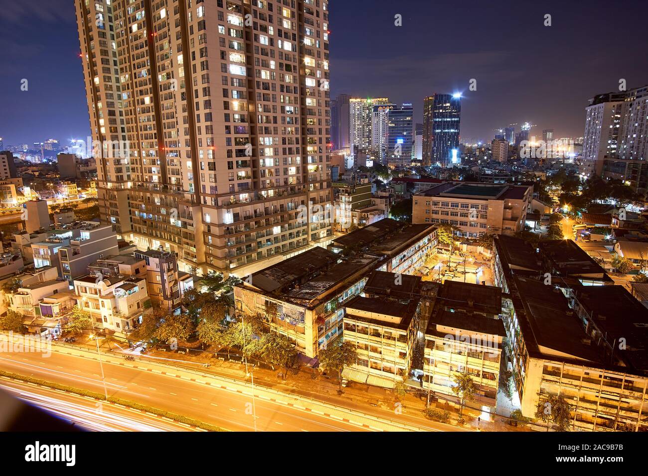 HO CHI MINH, Vietnam - Noviembre 15, 2019. Ciudad de Ho Chi Minh. La larga exposición a la noche, Vietnam Foto de stock