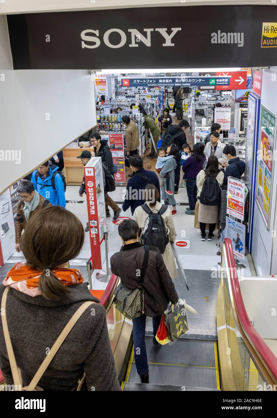 Los compradores en escaleras, Bic Camera tienda de electrónica de consumo, Ginza, Tokio, Japón Foto de stock
