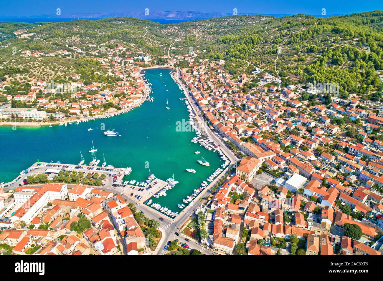 La bahía de Vela Luka en la isla de Korcula vista aérea, archipiélago del  sur de Dalmacia, Croacia Fotografía de stock - Alamy