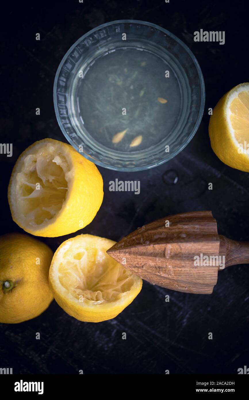 Licuadora de mano de madera y cortar los limones. Estilo retro bodegón de  exprimir los limones para limonada o la preparación de alimentos. Sentar  plana vista cenital Fotografía de stock - Alamy