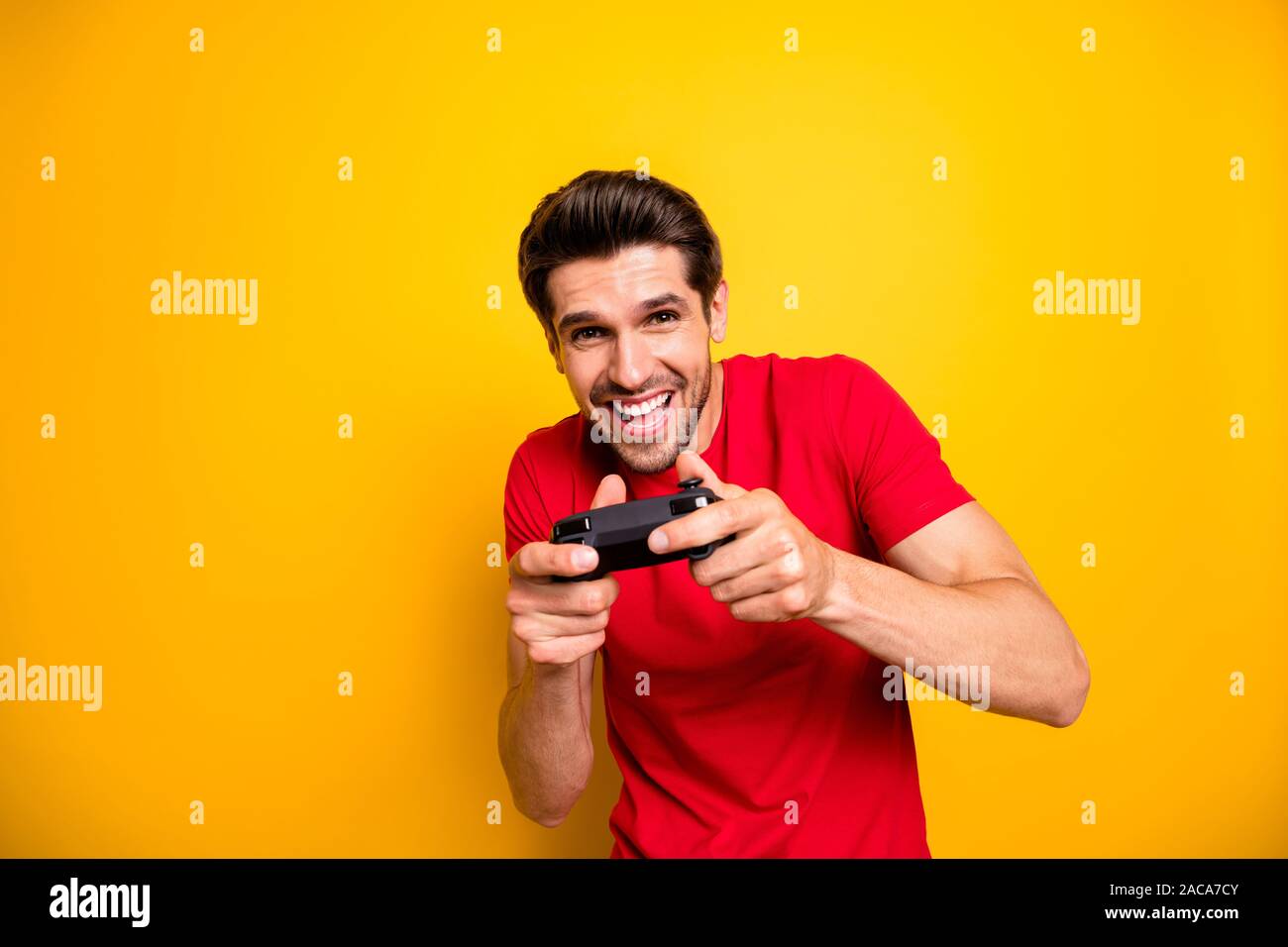 Retrato de alegre chico play video juegos utilizan Joy Stick desea ganar  ganador en la carrera de velocidad vestir ropa elegante aislado sobre fondo  de color amarillo Fotografía de stock - Alamy