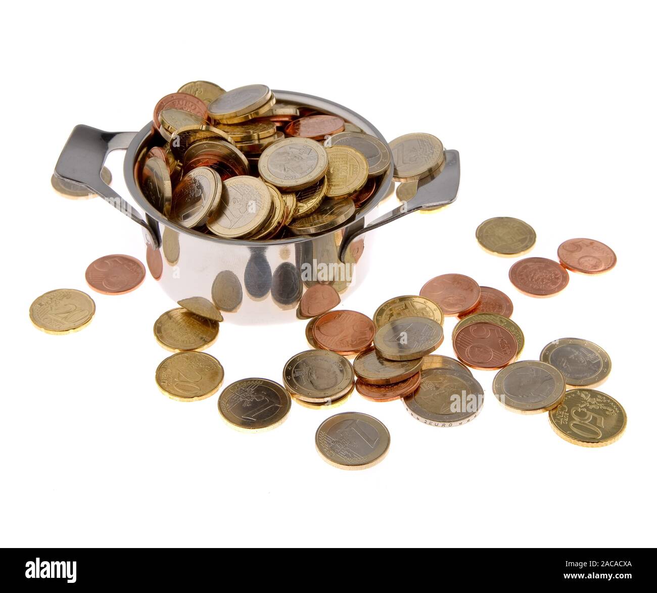 Bote con dinero como un símbolo para los impuestos y subvenciones  Fotografía de stock - Alamy