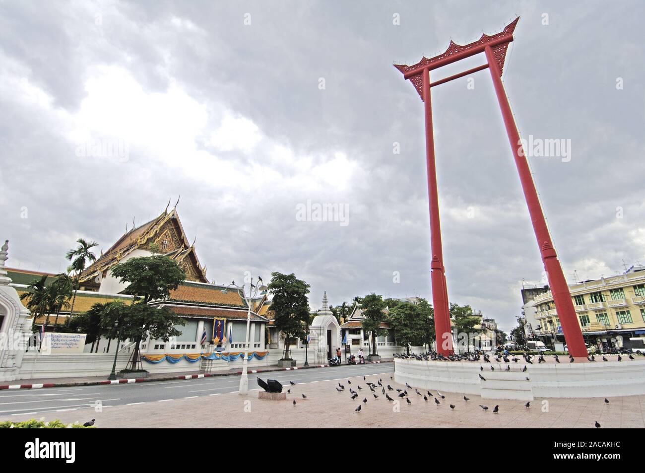 El columpio grande rojo, columpio gigante, Carrozas coloridas y Tuk Tuks en frente, Bangkok, Tailandia, el Sudeste Asiático, Asia Foto de stock