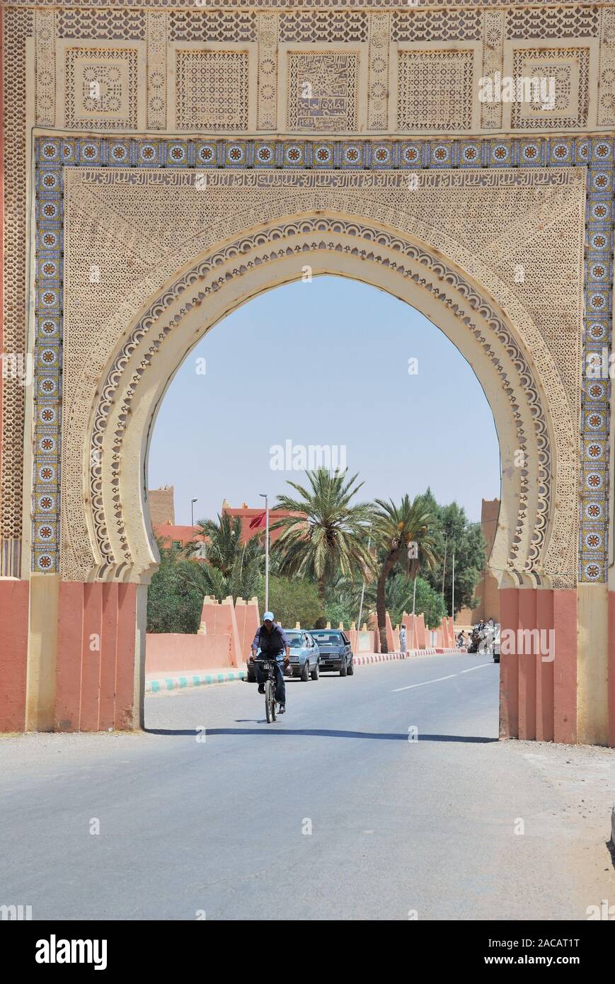 La puerta de la ciudad oriental de Rissani, Marruecos, África Foto de stock