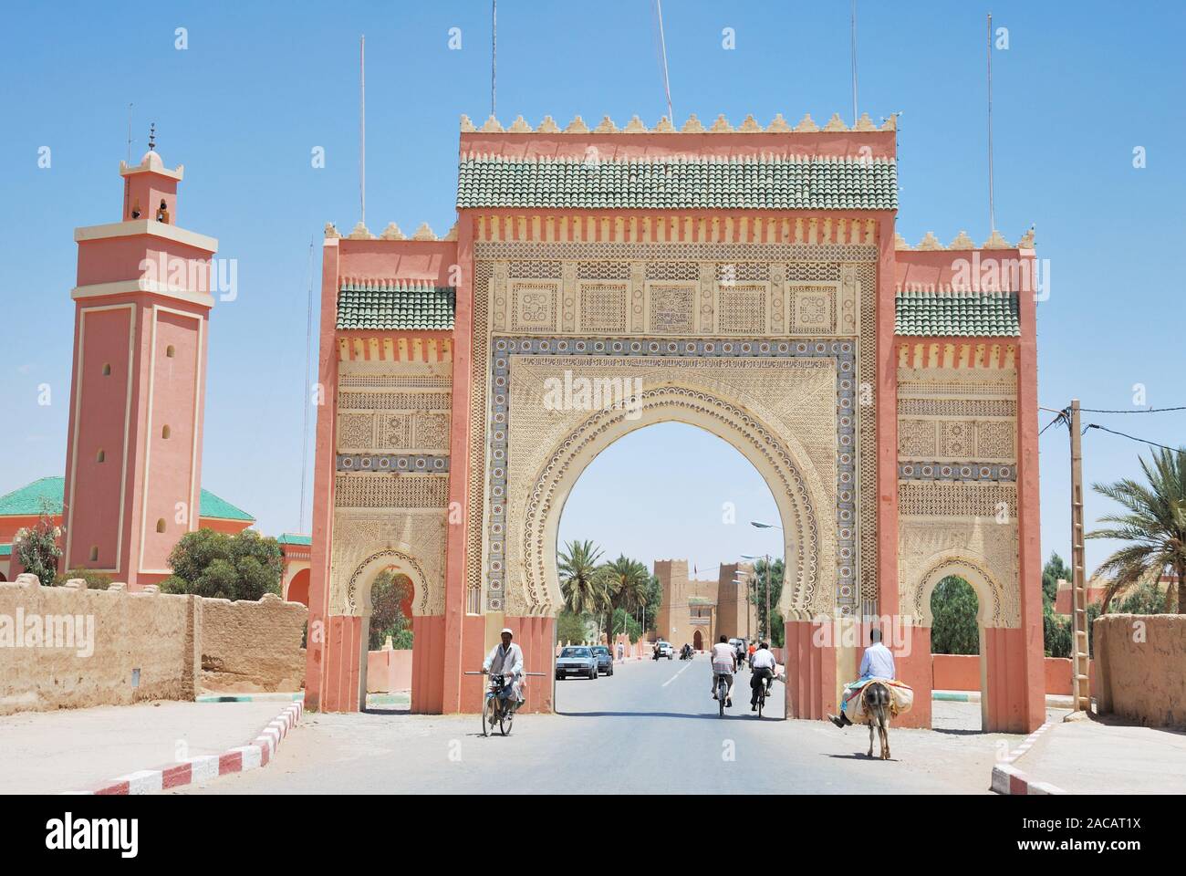 La puerta de la ciudad oriental de Rissani con minarete, Marruecos, África Foto de stock