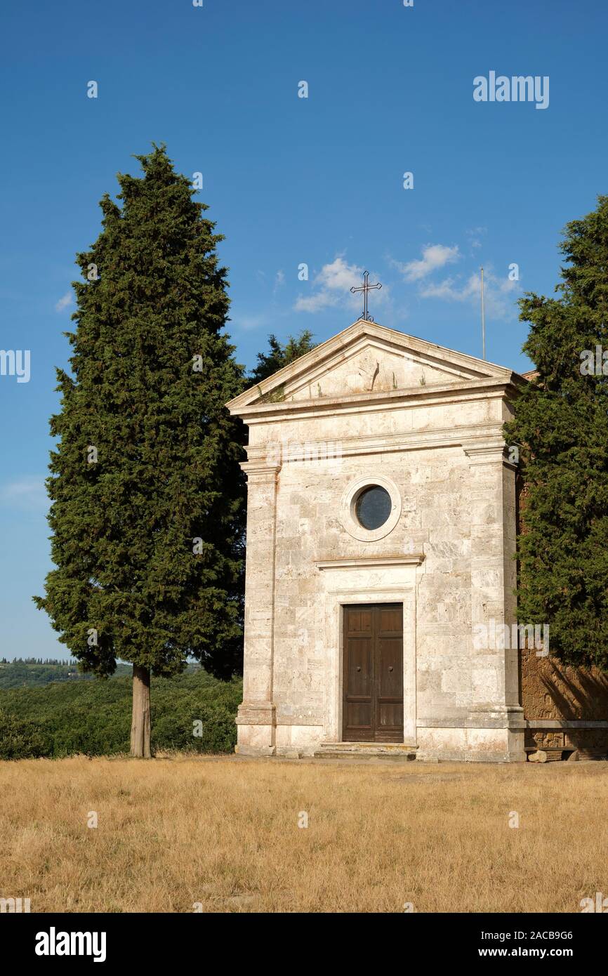 La capilla de la Madonna di Vitaleta un pequeño y hermoso lugar de culto en la Val d'Orcia paisaje entre San Quirico y Pienza Toscana Italia Foto de stock