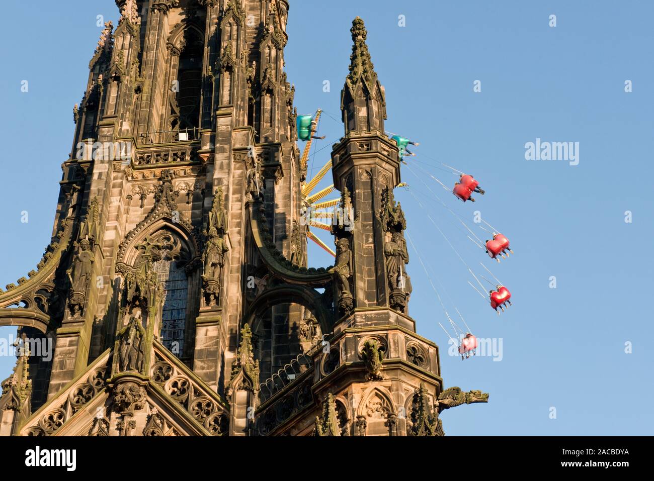 Walter Scott Monument y alta Star Flyer recinto ferial paseo. Feria de Navidad de Edimburgo y el mercado. Escocia Foto de stock