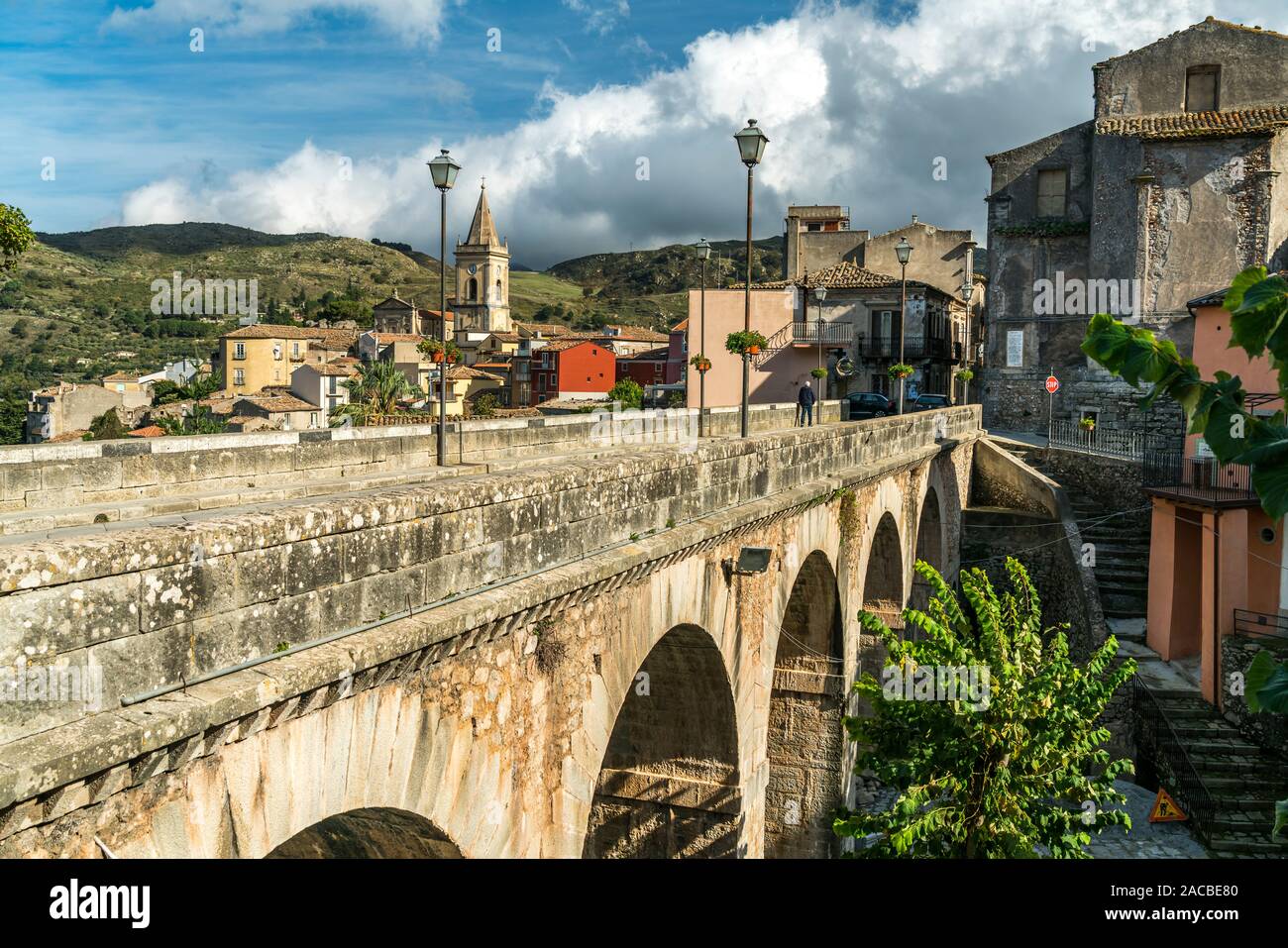 Steinerne Brücke im Dorf Novara di Sicilia, Sizilien, Italien, Europa | puente de piedra en Novara di Sicilia village, Sicilia, Italia, Europa Foto de stock