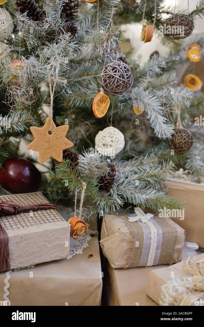 Navidad decoración colgantes. Estilo rústico. Parte del árbol de Navidad  con regalos Fotografía de stock - Alamy