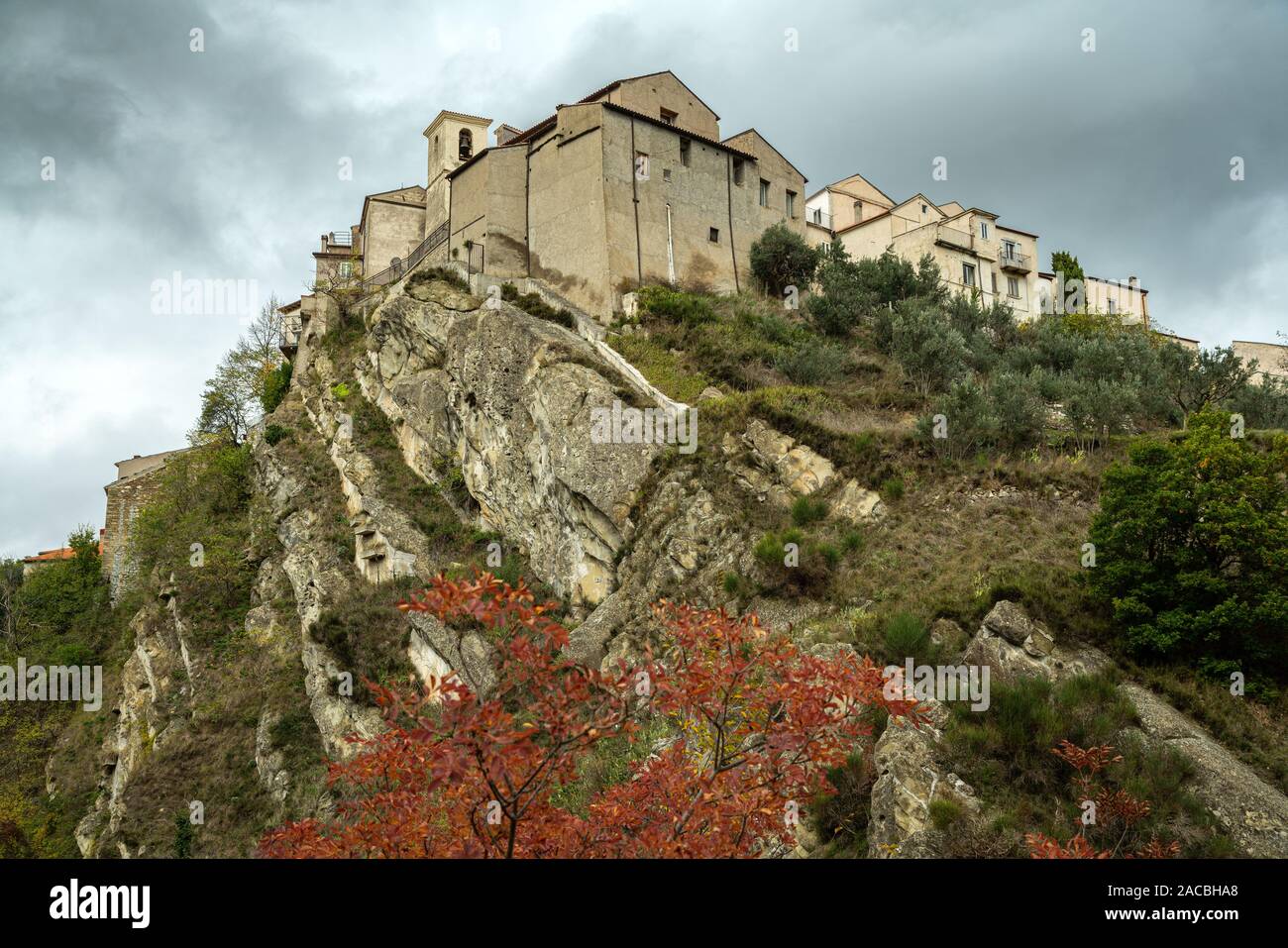 Zona habitada de Castelverrino desde abajo, Isernia, Molise, Itali, Europa Foto de stock
