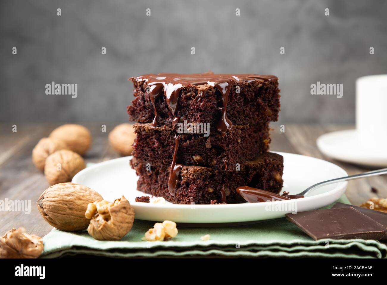 Brownie esponjoso pasteles de chocolate con nueces y chocolate derretido  topping en una pila Fotografía de stock - Alamy