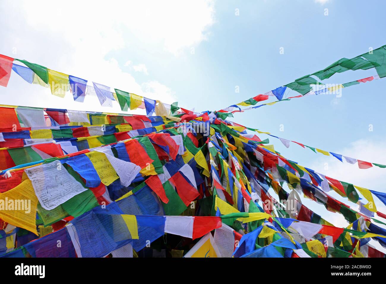Banderas de oración en Nepal templo Foto de stock