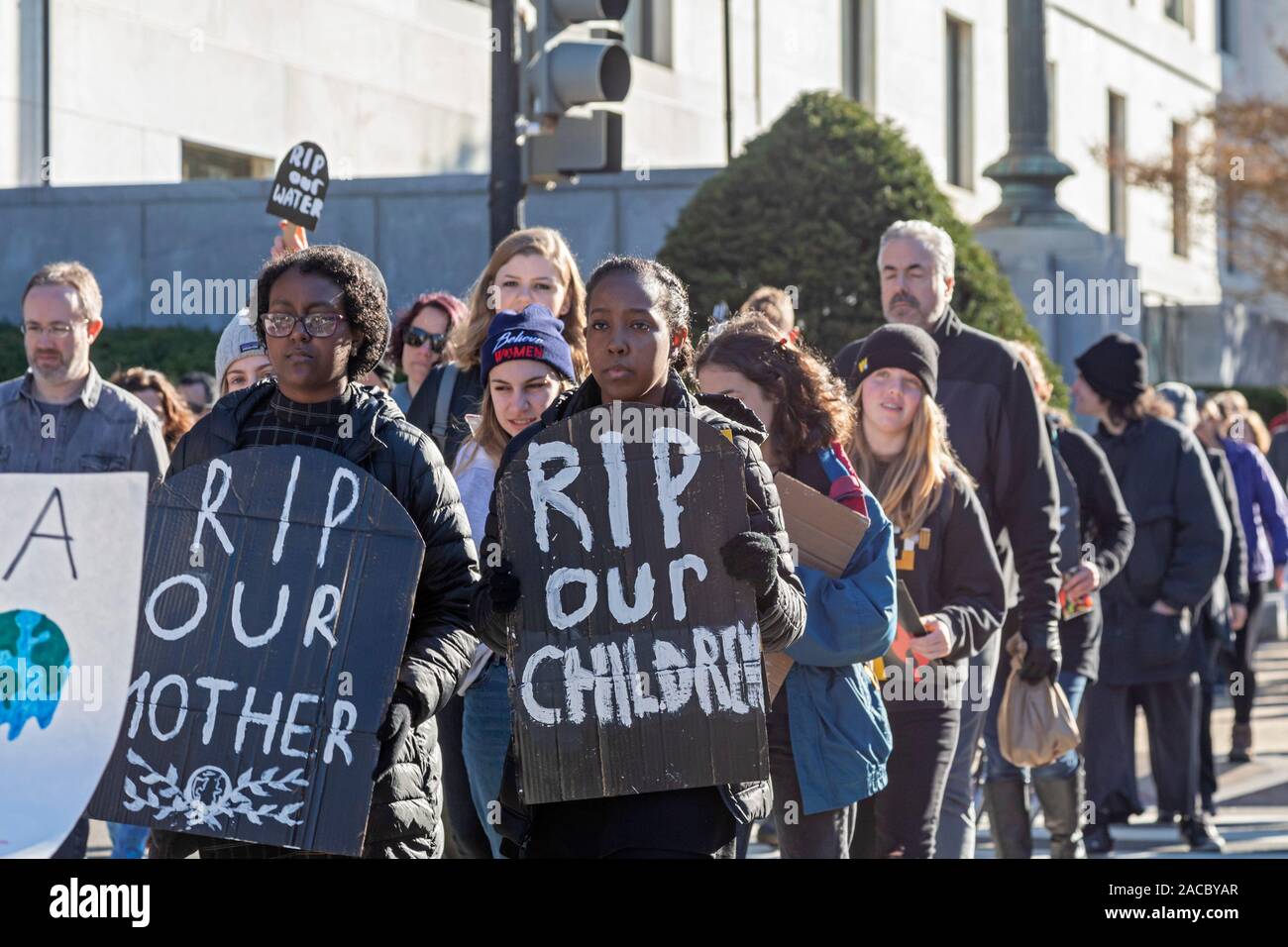 Washington, DC - activistas jóvenes celebró un funeral para el futuro" en el Capitolio para exigir que los gobiernos aborden la crisis del cambio climático. Se p Foto de stock