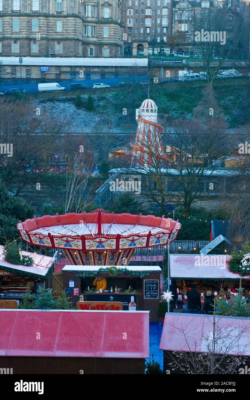 Helter Skelter y carrusel en el este de los jardines de Princes Street. Mercado y Feria de Navidad de Edimburgo. Escocia Foto de stock
