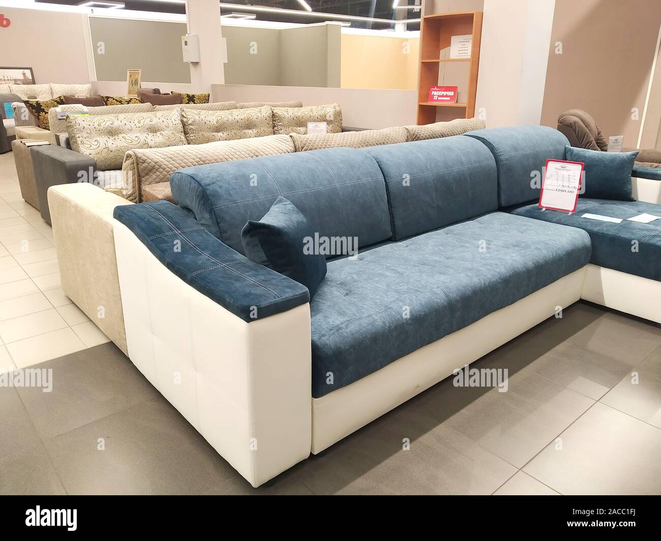 Bobruisk Belarús 19.09.2019: venta de nuevos y modernos y cómodos sofás y  camas en una tienda de muebles, muebles, interior Fotografía de stock -  Alamy