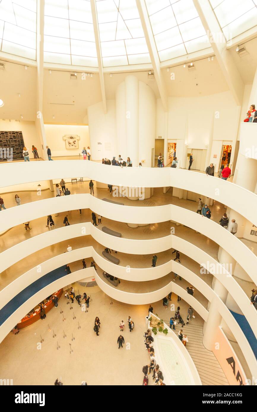 La Espiral Rotunda dentro del atrio del museo Guggenheim, la Quinta Avenida, Manhattan, Ciudad de Nueva York, Estados Unidos de América. Foto de stock