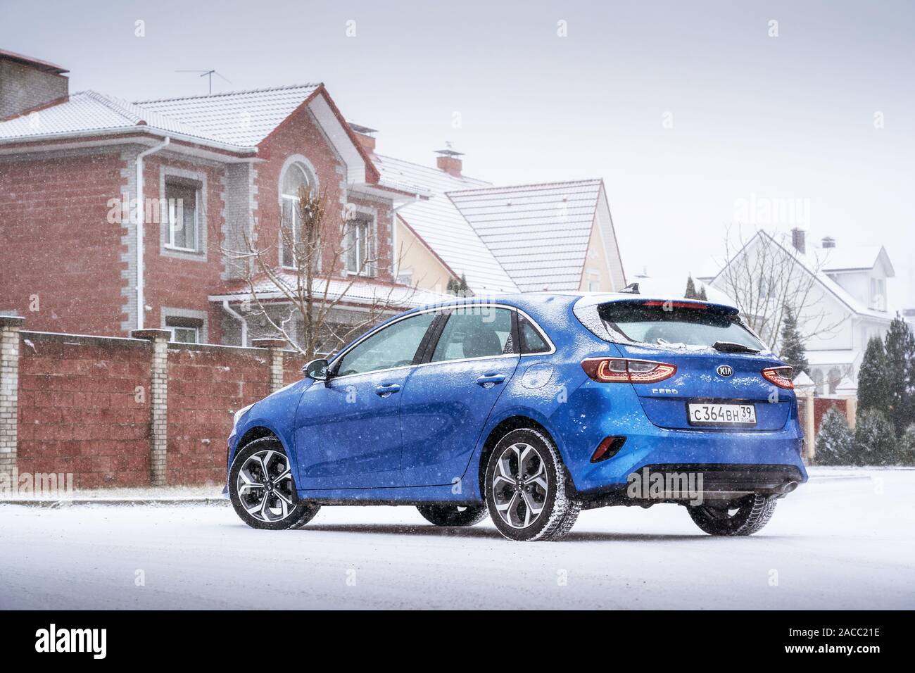 Minsk, Bielorrusia - Noviembre 26, 2019: KIA CEED 2018 coche en carretera nevada contra country house Foto de stock