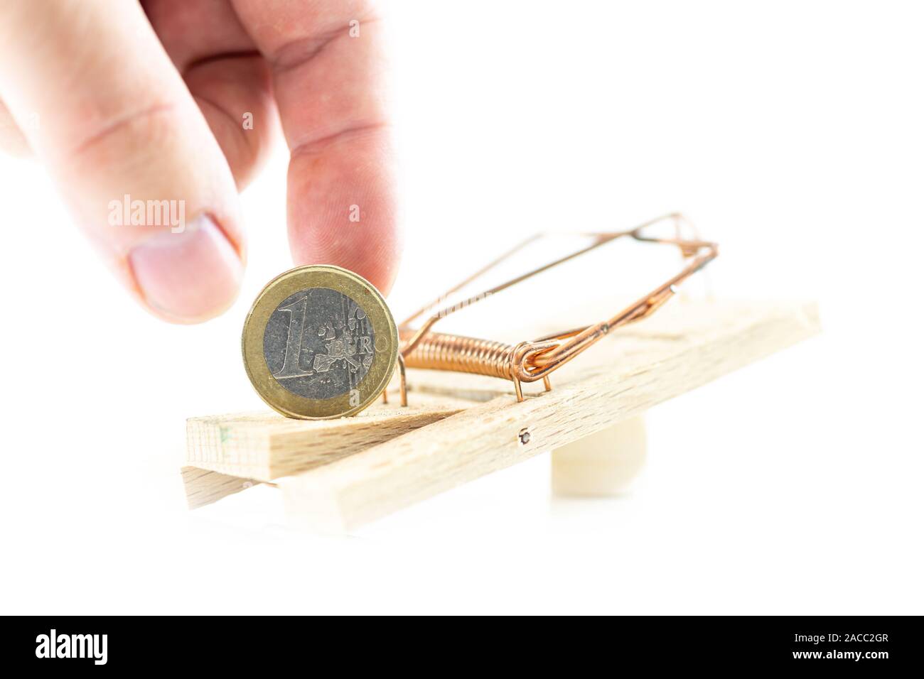 Trampa de ratón con fondo blanco y una moneda euro Foto de stock