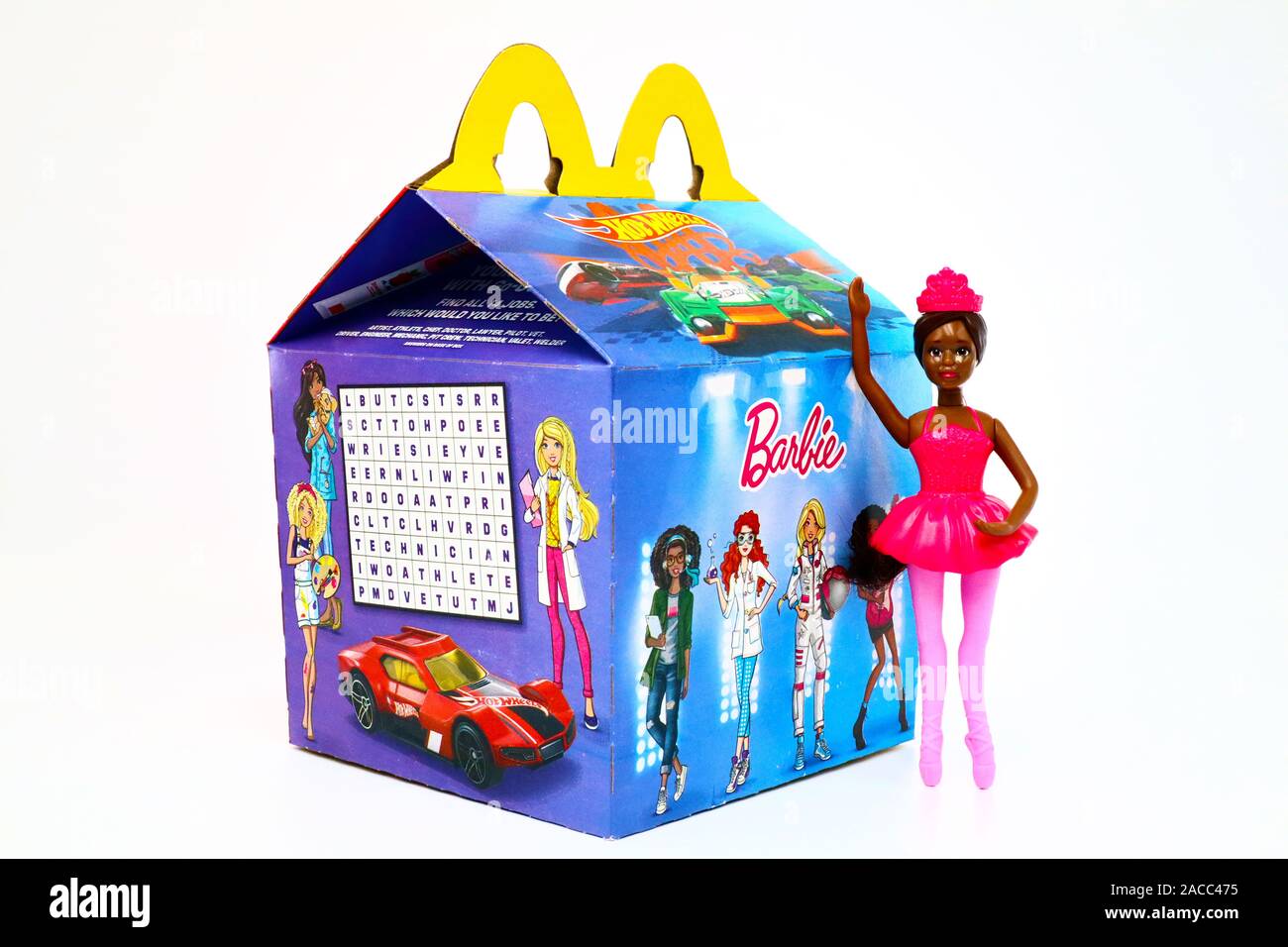 Happy Meal de McDonald's en caja de cartón con Mattel muñeca Barbie.  McDonald's es una cadena de restaurantes de comida rápida Fotografía de  stock - Alamy