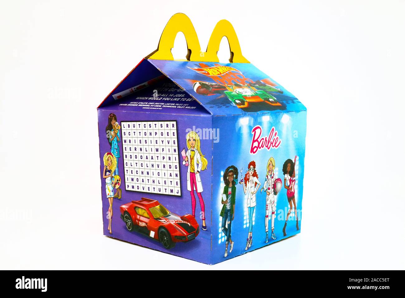 Happy Meal de McDonald's con caja de cartón impreso Mattel Barbie y Hot  Wheels juguetes. McDonald's es una cadena de restaurantes de comida rápida  Fotografía de stock - Alamy