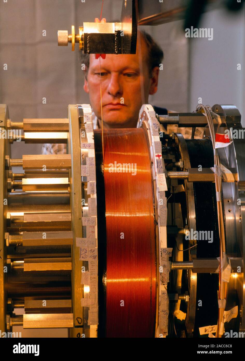 El imán superconductor. Un cable superconductor de bobinado del técnico