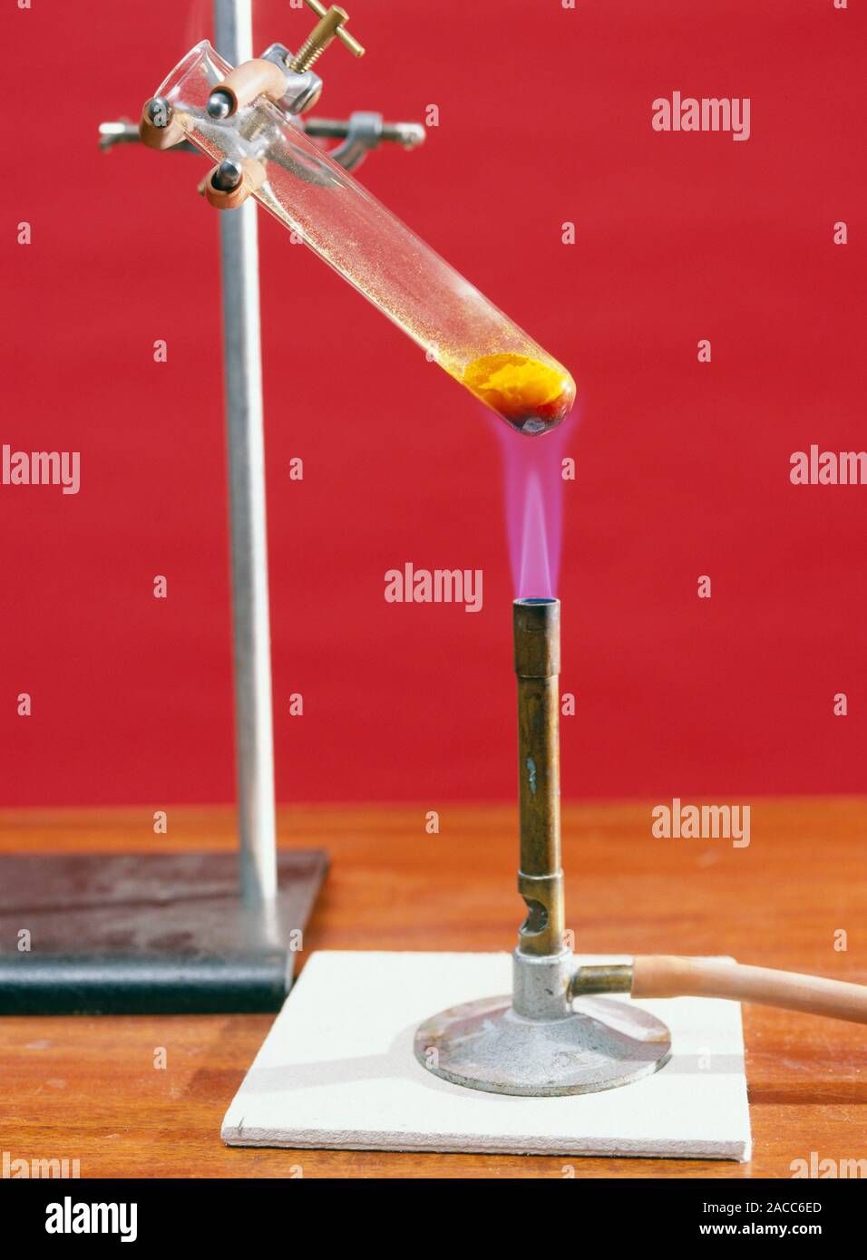 El azufre se calienta en un tubo de ebullición. El azufre se funde a una temperatura de 118.85