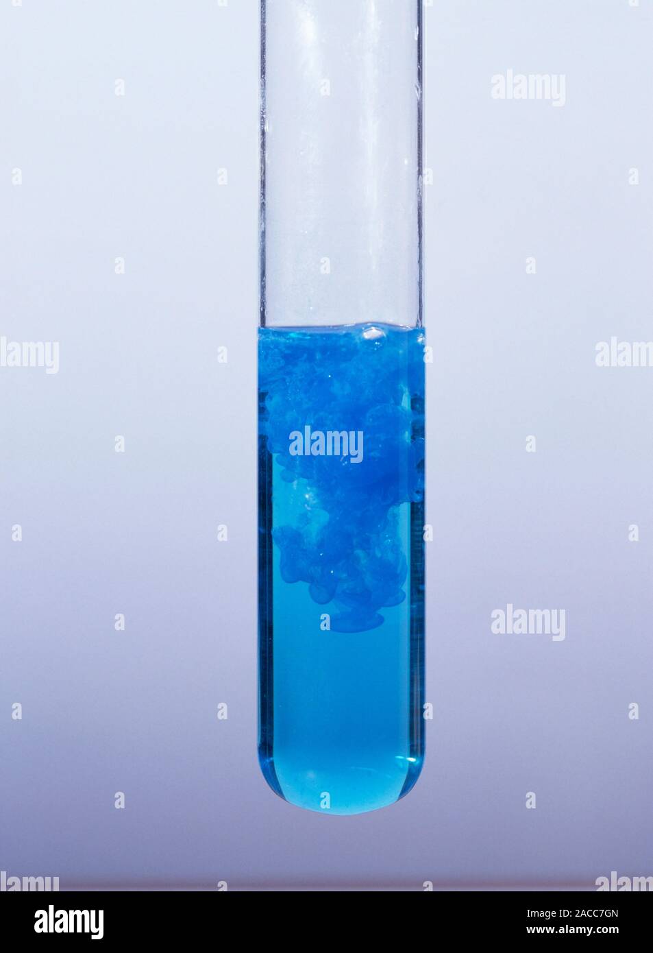 Hidróxido de cobre precipitado formado mediante la adición de Hidróxido