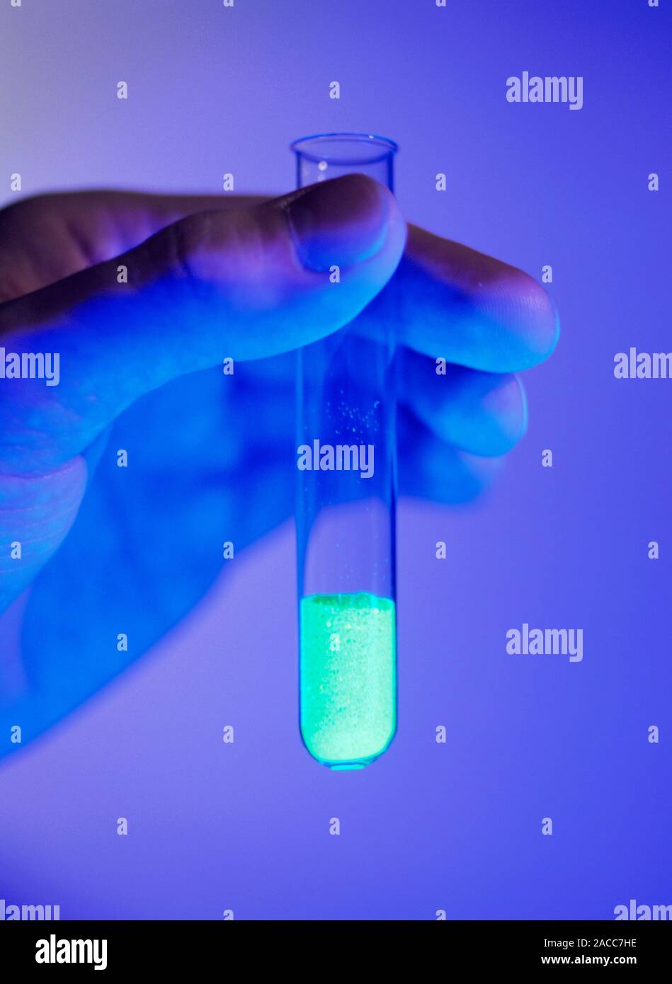 Químicos fluorescentes. Tubo de ensayo que contiene una sólida