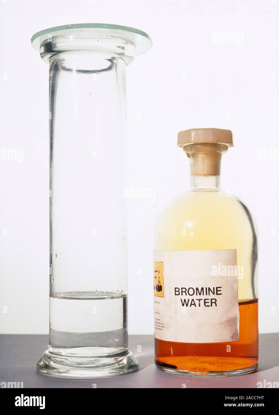 Prueba de bromo para alquenos. Agua de bromo (naranja) en una botella