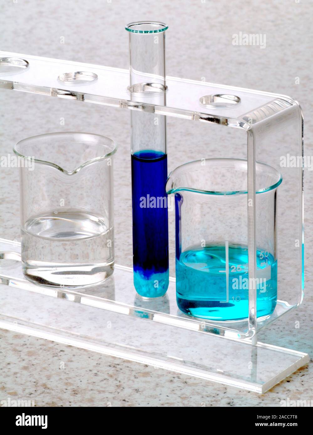 Reacción de amoníaco y de sulfato de cobre. Sulfato de cobre (azul, en