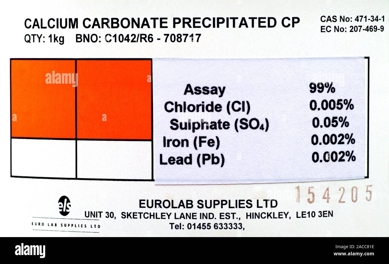 Etiqueta de de calcio. Un ejemplo de este tipo de etiquetado utilizado productos químicos para laboratorio. La información proporcionada muestra los de ensayo de calciu Fotografía de stock