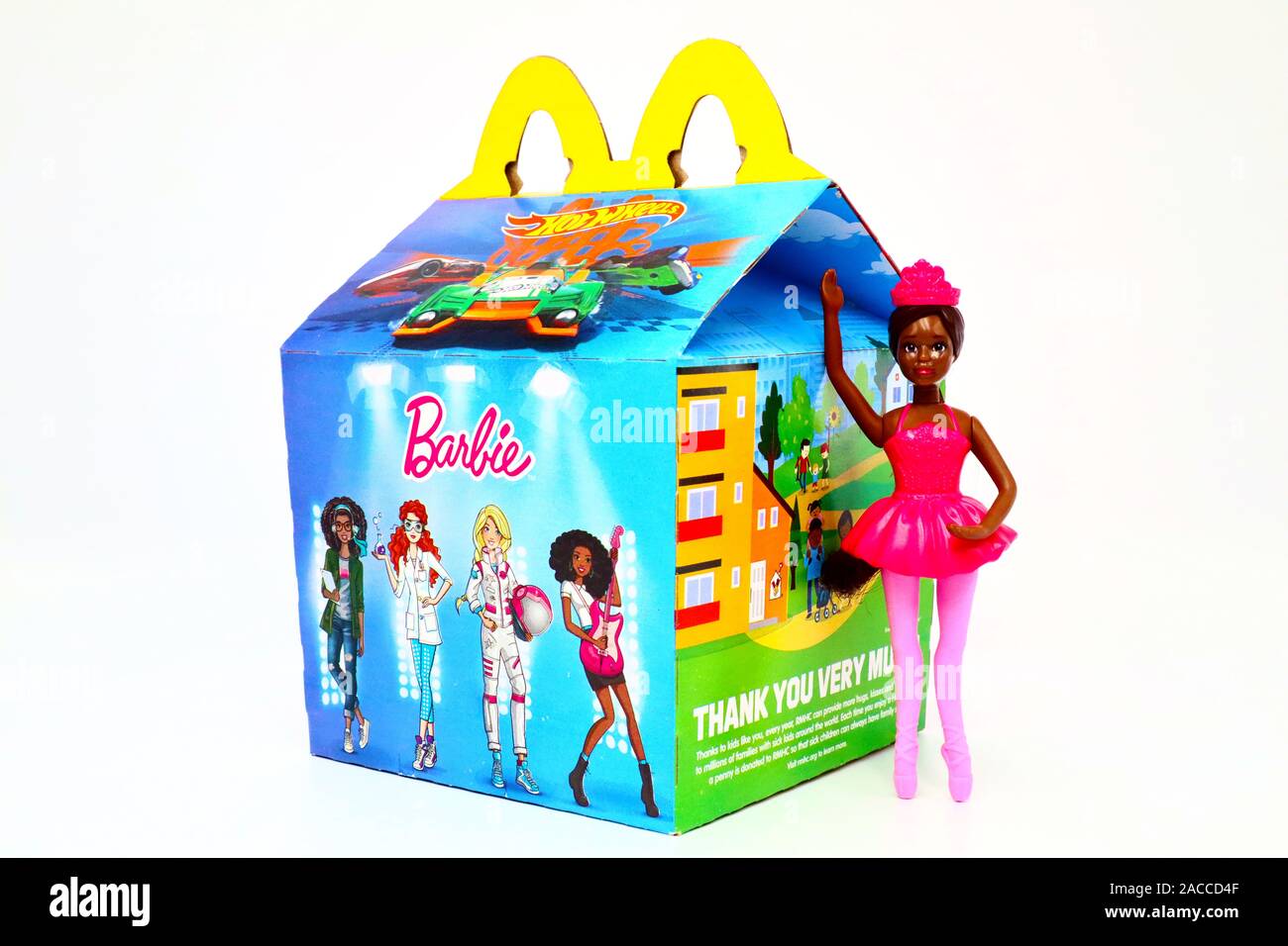 Happy Meal de McDonald's en caja de cartón con Mattel muñeca Barbie.  McDonald's es una cadena de restaurantes de comida rápida Fotografía de  stock - Alamy