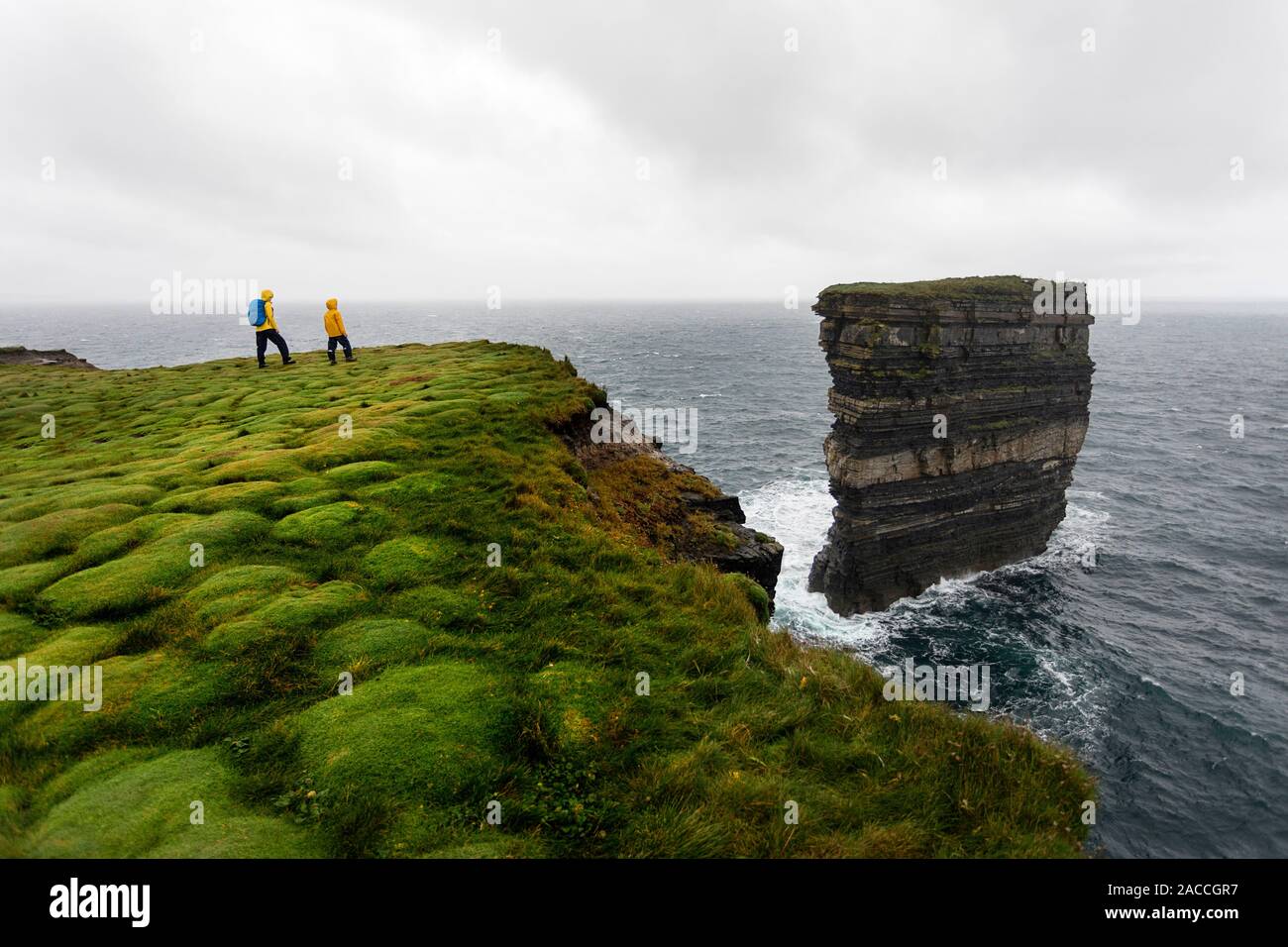 Cabeza de Downpatrick, en Ballycastle, en el condado de Mayo, Donegal, Connacht región, Irlanda, Europa. Madre y pila s mirando el mar desde la parte superior del acantilado. Foto de stock