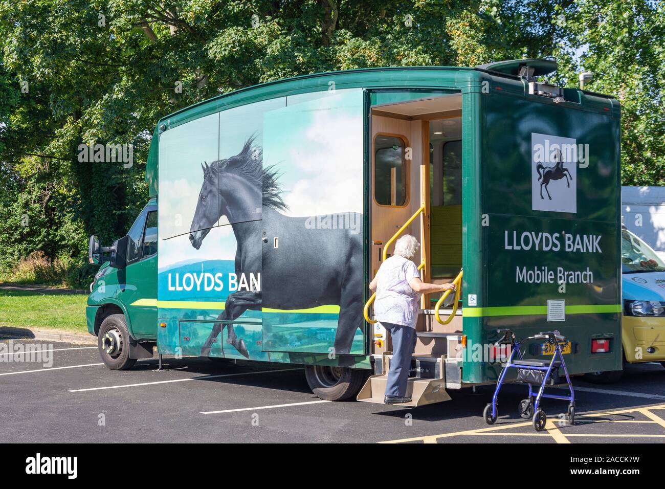Lloyds Bank Mobile Sucursal en aparcamiento, Caen Street, Braunton, Devon, Inglaterra, Reino Unido Foto de stock