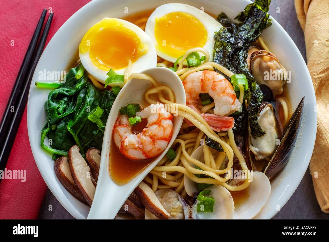Las kombu coreana Jjamppong caldo de ramen de marisco con calamares almejas  mejillones soft-huevo cocido y los camarones Fotografía de stock - Alamy