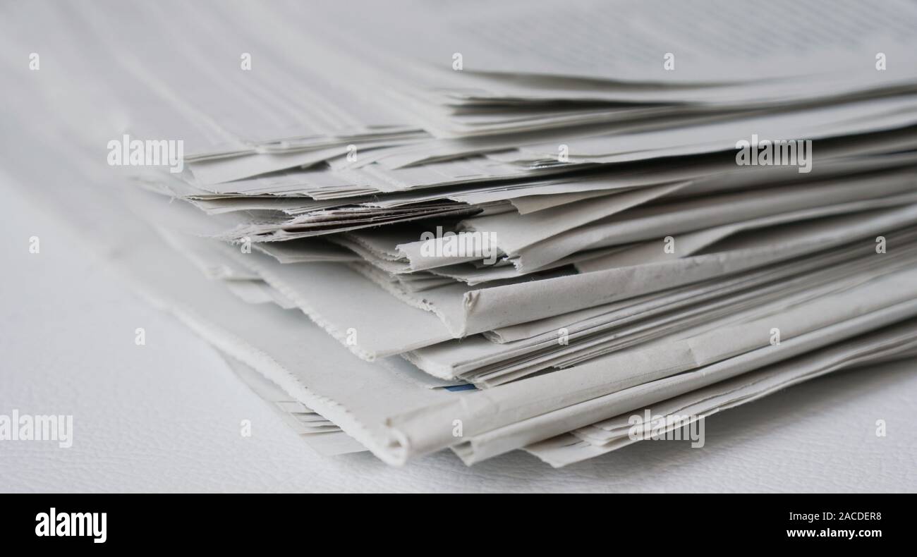 Desordenado pila de periódicos o papeles - noticias o concepto de reciclaje de papel Foto de stock