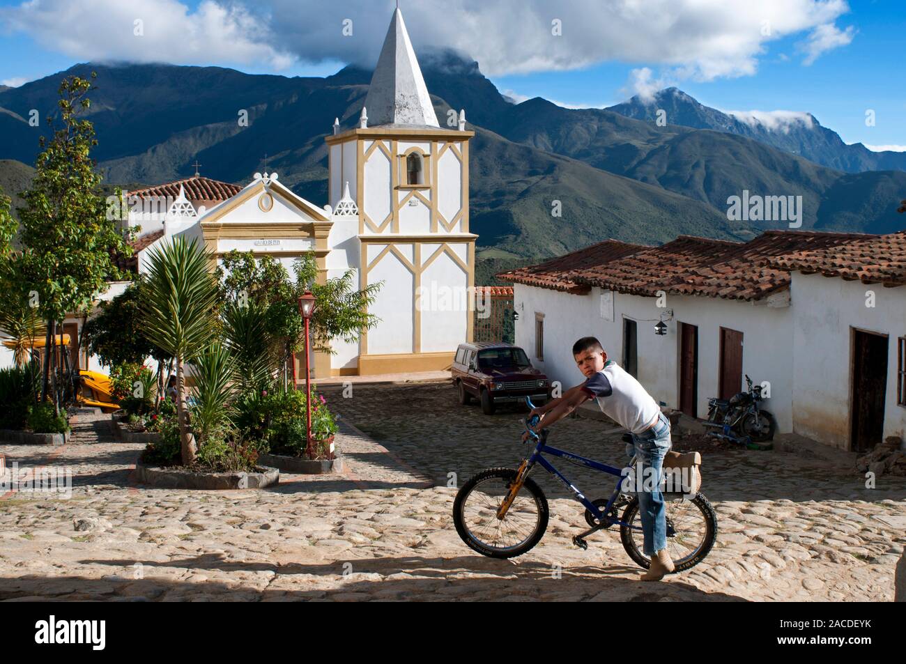 Iglesia en el pueblo de Los Nevados de la cordillera andina en el estado Mérida de Venezuela. Los Nevados, es una ciudad fundada en 1591 y ubicada en la Sierra Nevada Nación Foto de stock