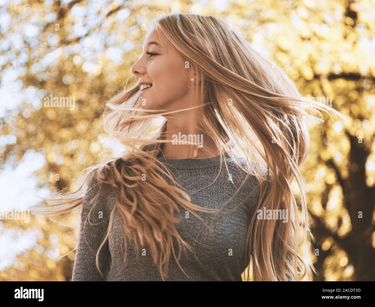 Rubia adolescente agitando o moviendo su cabello - Concepto de entusiasmo por la vida Foto de stock