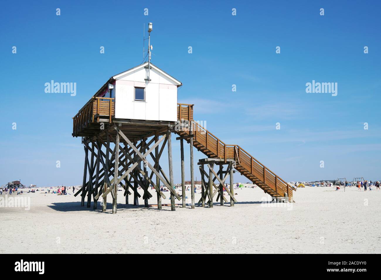 Playa Stilt House o construir sobre pilotes en alemán seaside resort St. Peter-Ording o SPO Foto de stock
