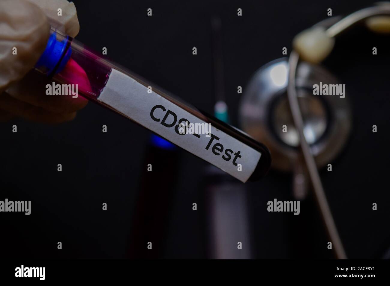 CD8 - texto de prueba con una muestra de sangre. Vista superior aislado sobre fondo negro. Concepto médico/sanitario Foto de stock
