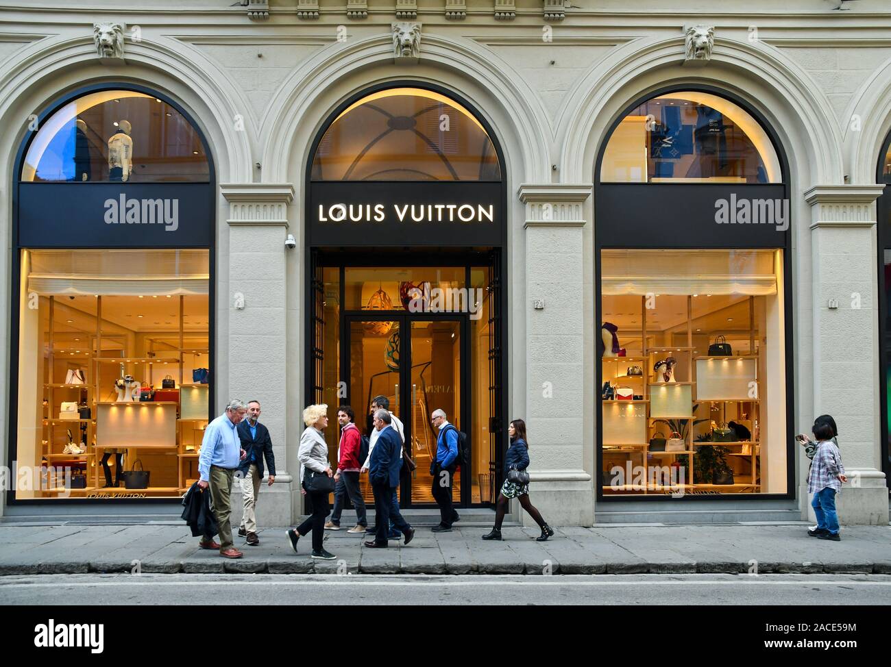 Los escaparates de la boutique de Louis Vuitton, famosas marcas de alta  moda, con personas y turistas en el centro histórico de Florencia, Toscana,  Italia Fotografía de stock - Alamy