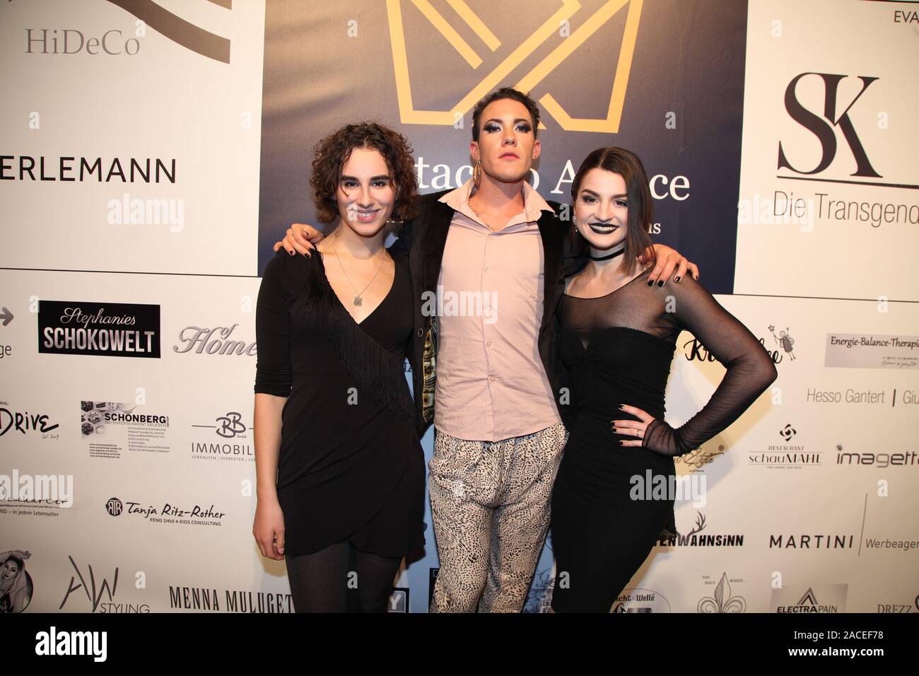 Adel Onodi ,Brix und Alina Schaumburg bei der gala benéfica - SK -  WelcomeHome in der Reithalle en München am Fotografía de stock - Alamy