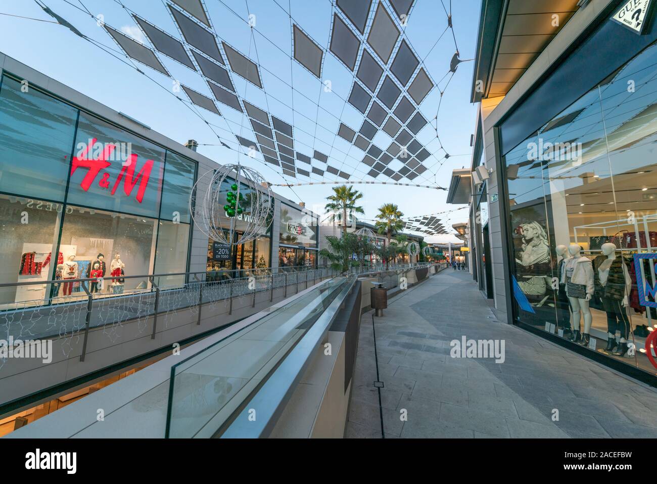 Palma de Mallorca, España - 2 de diciembre de 2019: Vista de la Fashion shopping  mall FAN Mallorca durante la campaña de Navidad. Varias tiendas de ropa  tales Fotografía de stock - Alamy