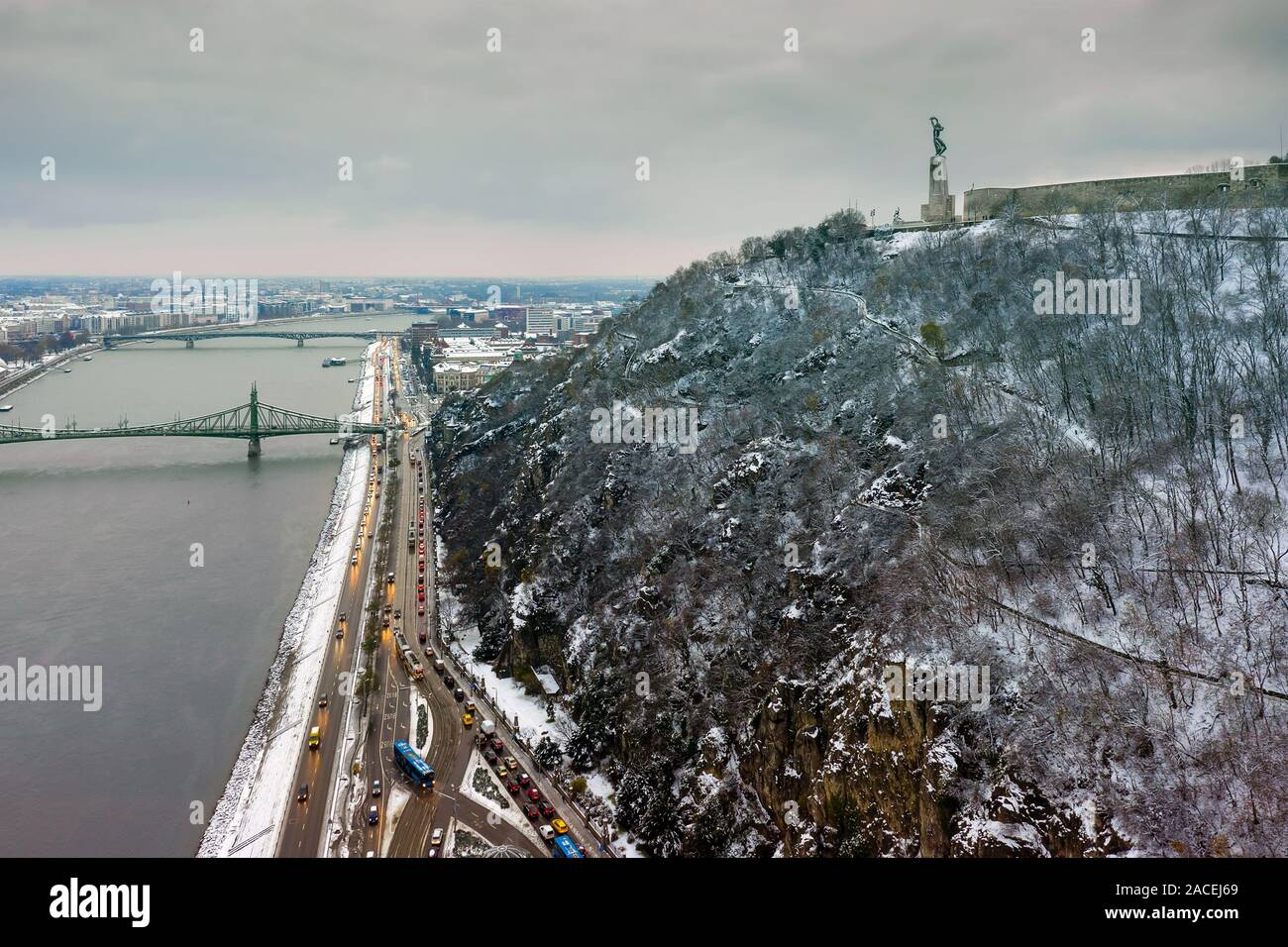 Paisaje de invierno sobre Budapest con el río Danubio, puente de la libertad y la estatua de Libertad og superior de la colina. Foto de stock