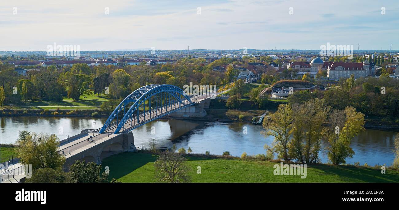 Vista aérea de la estrella puente sobre el río Elba en la Ruta Ciclista del Elba cerca de Magdeburg Foto de stock