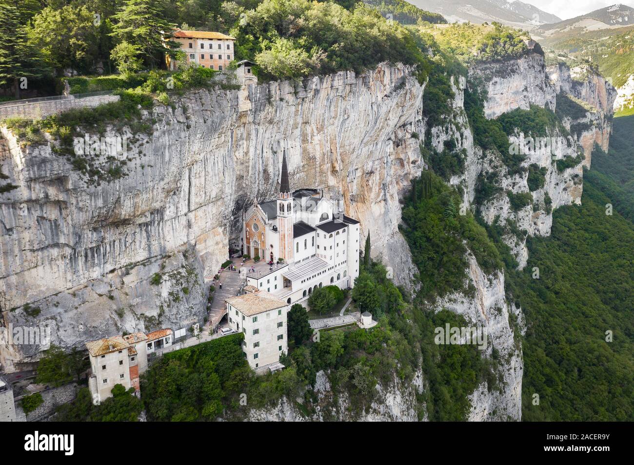 Vista aérea del Santuario de la Madonna della Corona, Italia. La iglesia construida en la roca