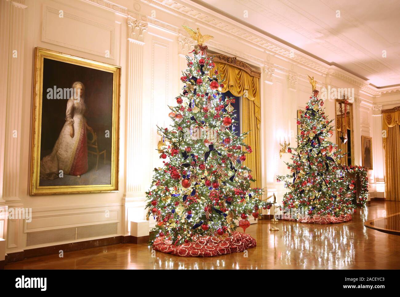 Washington, Estados Unidos. 2 de diciembre, 2019. Decoraciones de Navidad  son vistos en la Casa Blanca durante la Navidad de 2019 Preview de prensa  en Washington, DC, Estados Unidos, el 2 de